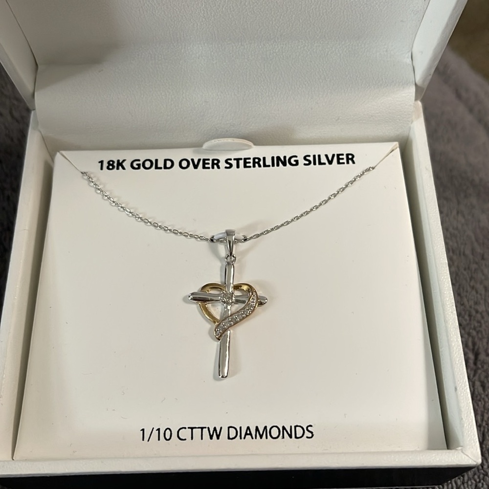RH Macy & Co.Fine Jewelry. 18K Gold Over Sterling 1/10 CTTW DIAMONDS Necklace
